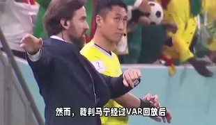 c罗与小球迷赛场合影