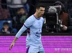 c罗与小球迷赛场合影